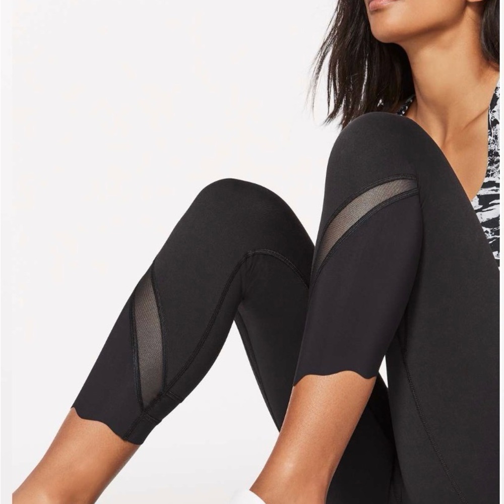 Like New - Navy Lululemon Wunder Under Crop Scallop 23"